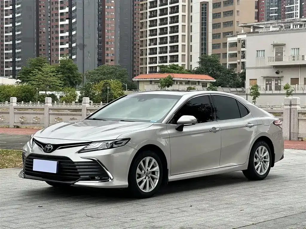 Toyota Camry — фото 1