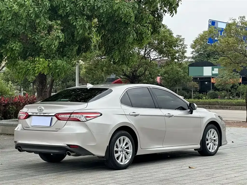 Toyota Camry — фото 5