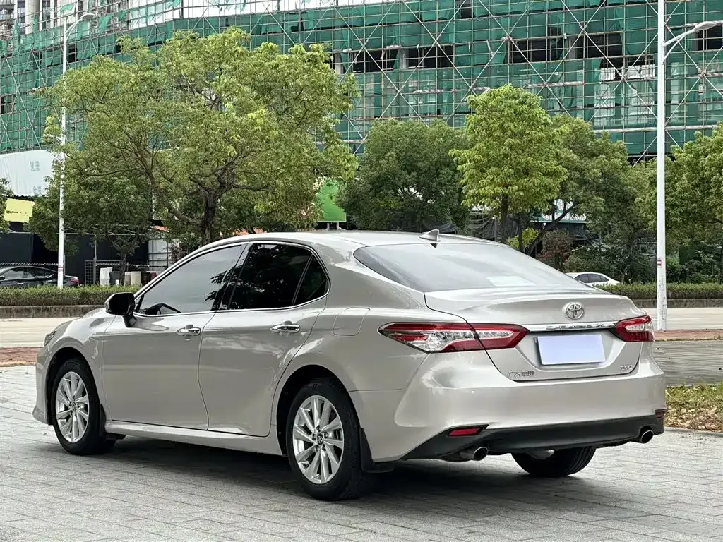 Toyota Camry — фото 3