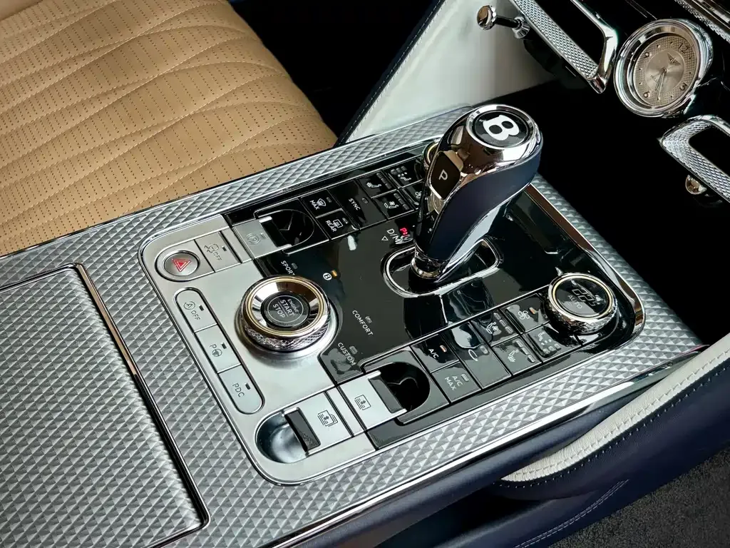 Bentley Flying Spur — фото 10