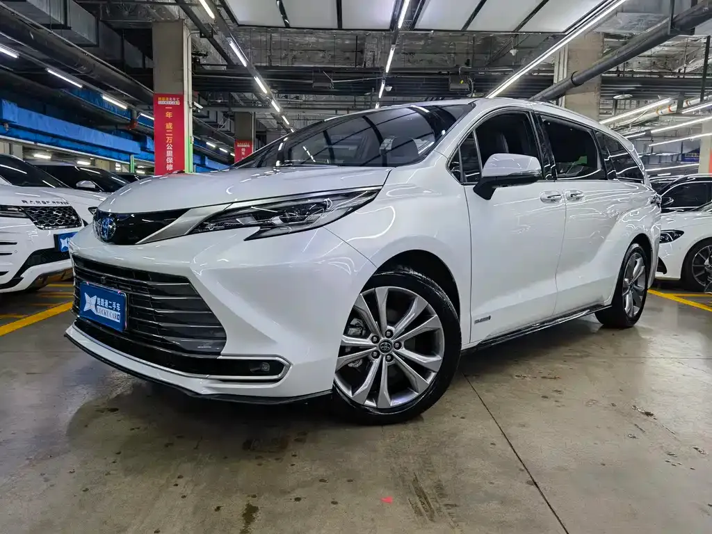 Toyota Sienna — фото 1