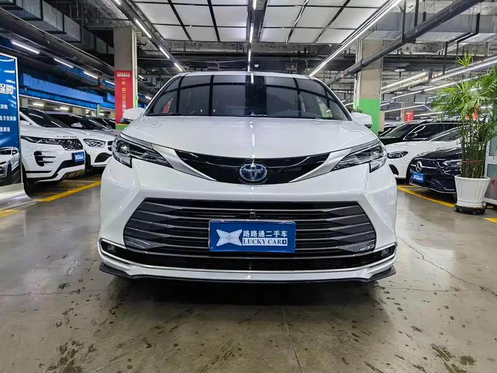 Toyota Sienna — фото 9
