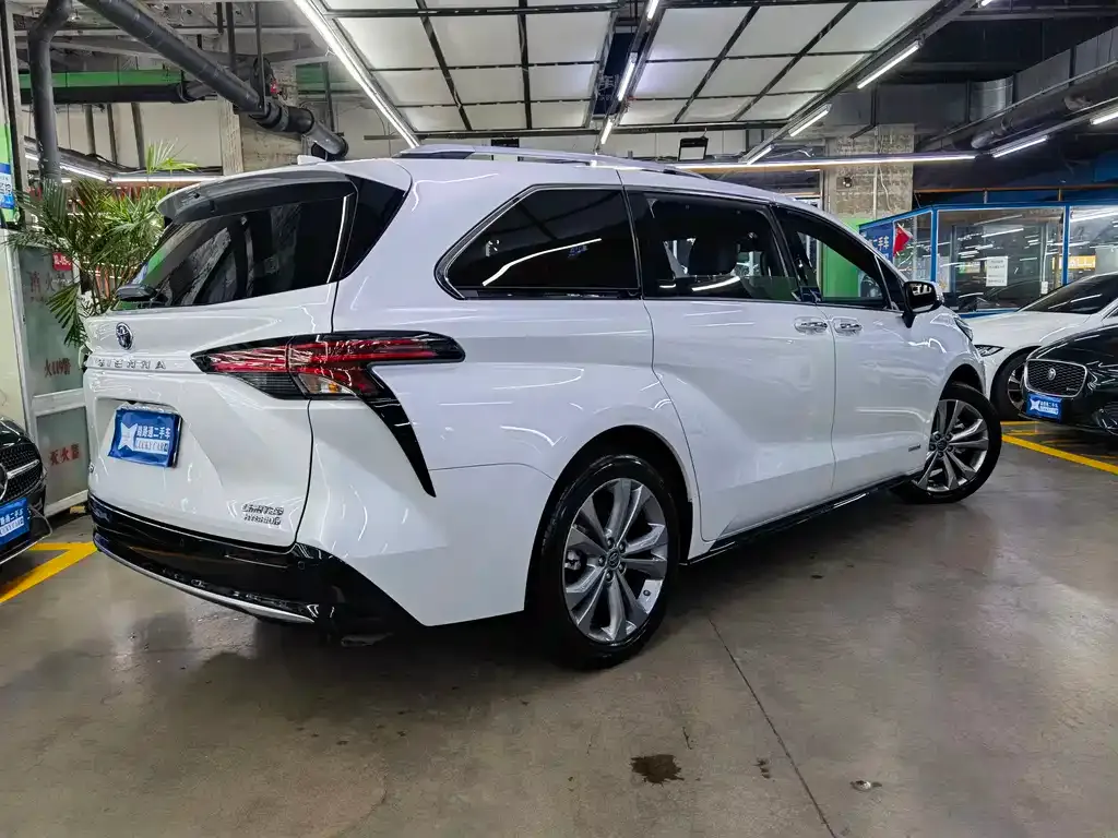Toyota Sienna — фото 3