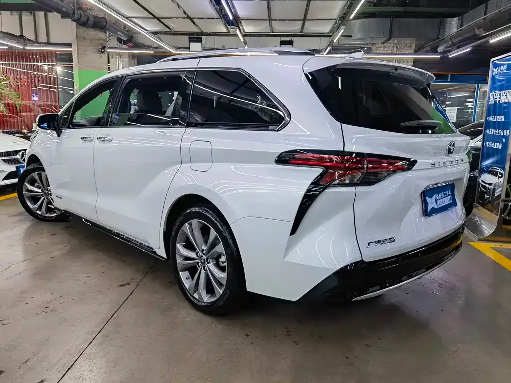 Toyota Sienna — фото 10