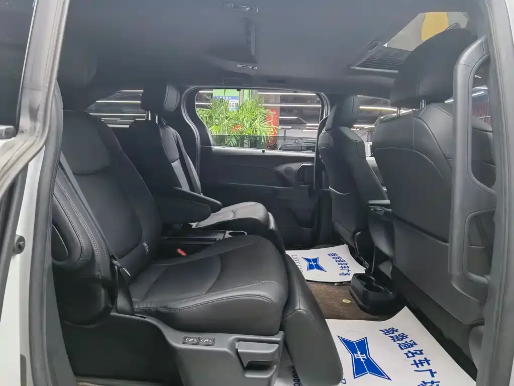 Toyota Sienna — фото 2