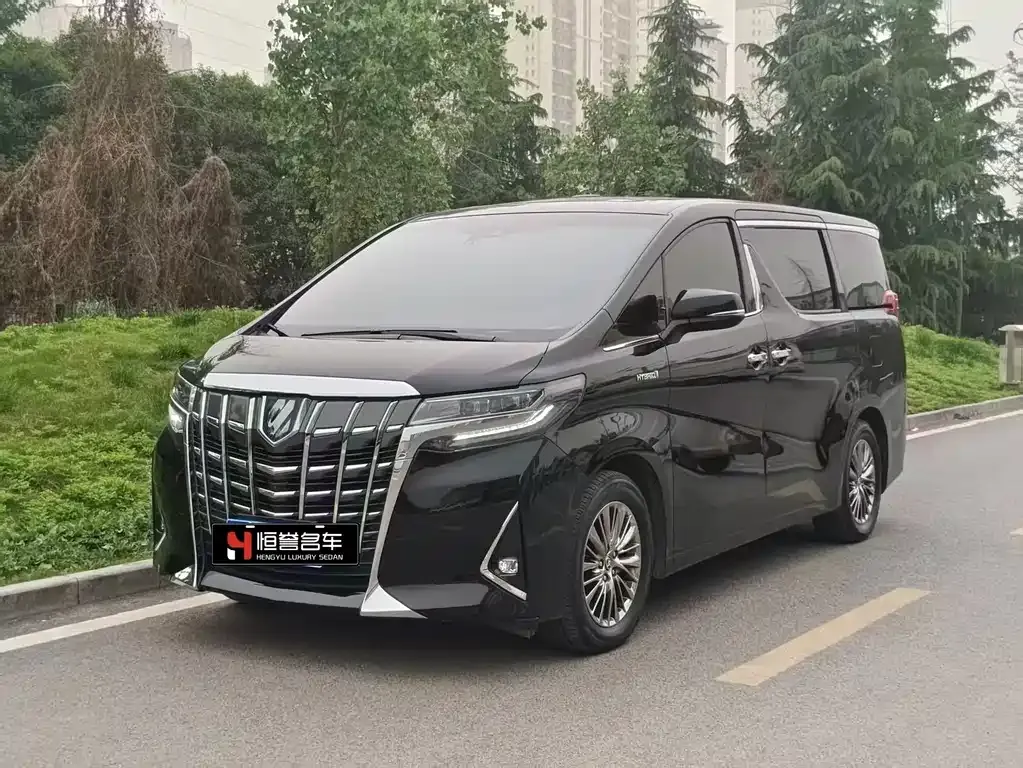 Toyota Alphard — фото 1
