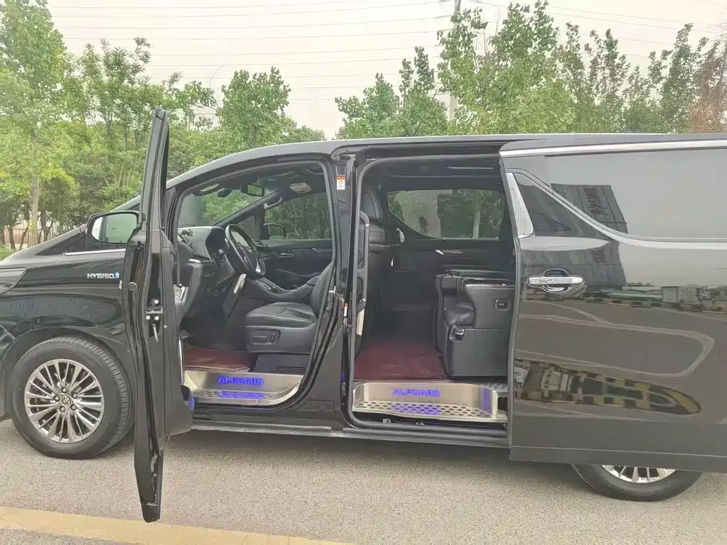 Toyota Alphard — фото 8