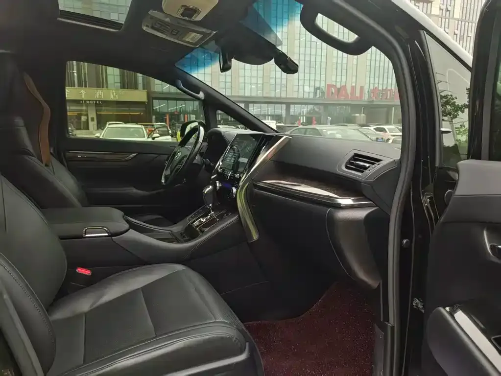 Toyota Alphard — фото 10