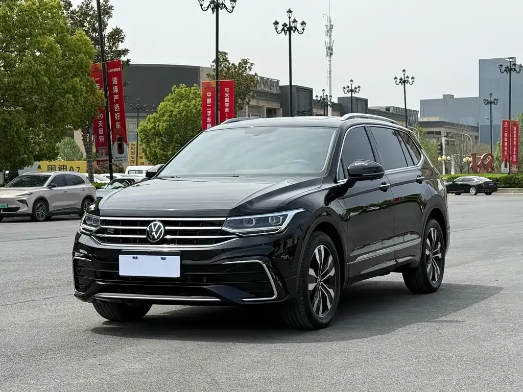Volkswagen Tiguan L — фото 1