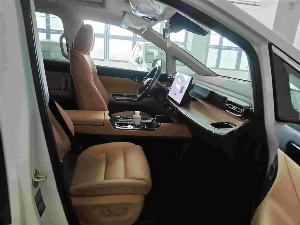 GAC Motor E8 Hybrid — фото 10
