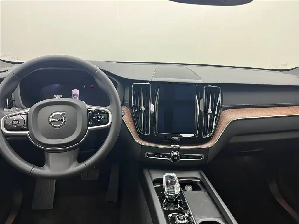 Volvo XC60 — фото 9