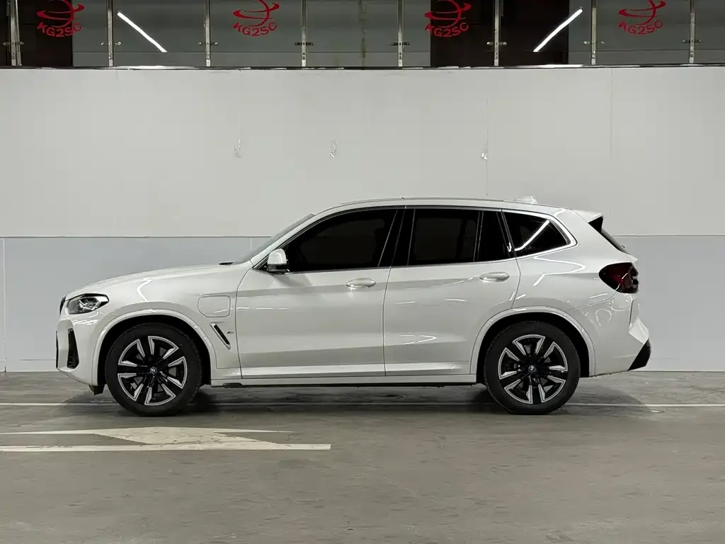 BMW iX3 — фото 10
