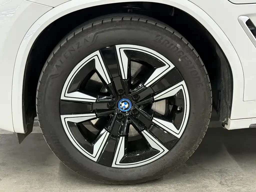 BMW iX3 — фото 5