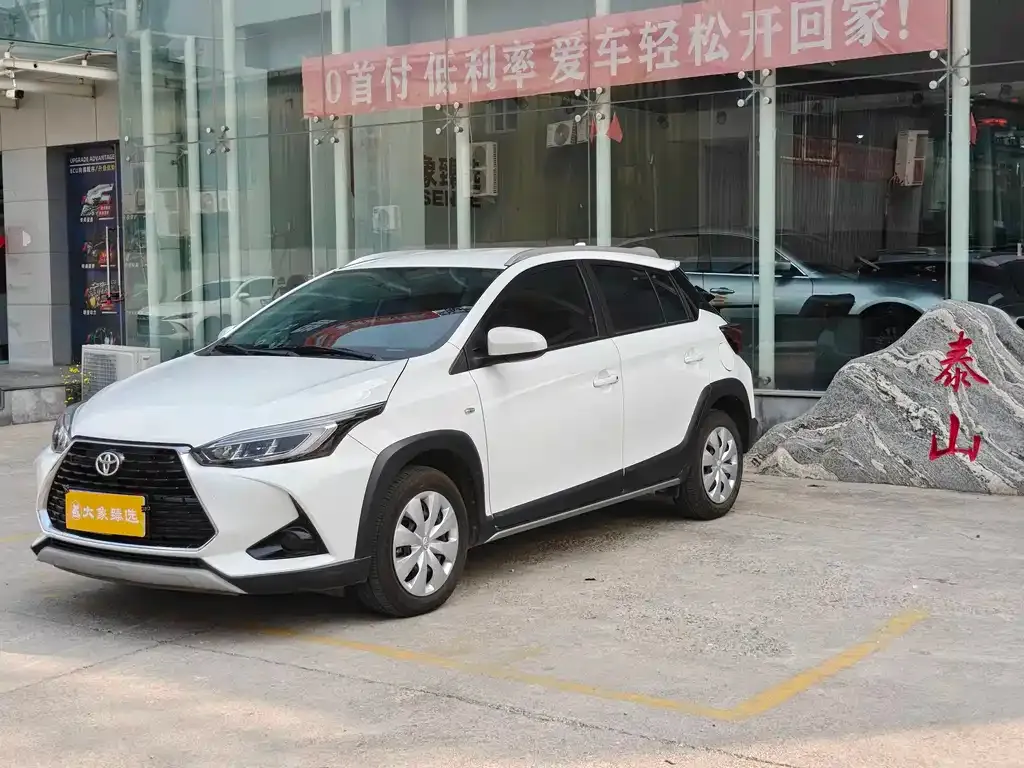 Toyota Yaris L — фото 1