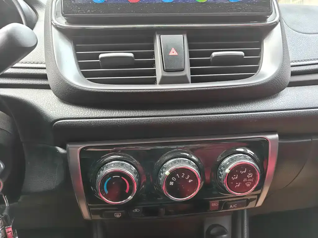 Toyota Yaris L — фото 3