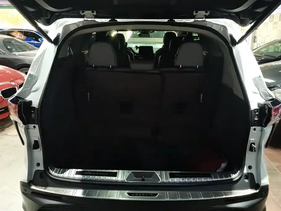 Toyota Granvia — фото 3
