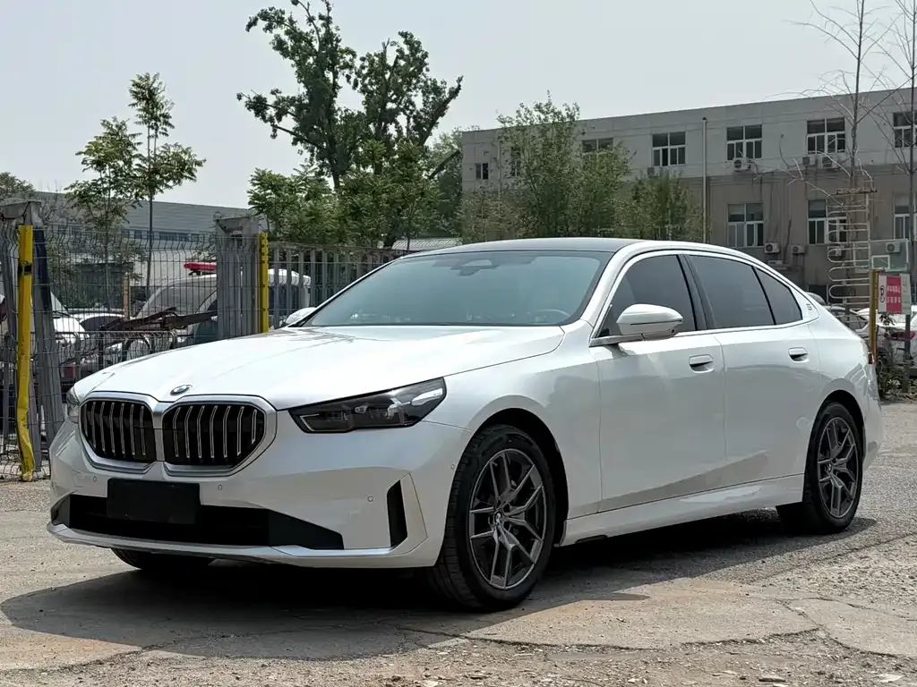 BMW 5 Series — фото 1
