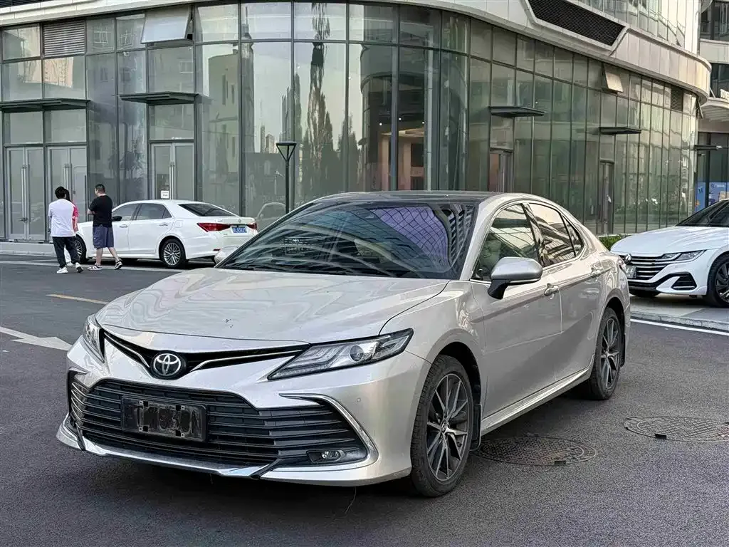 Toyota Camry — фото 1