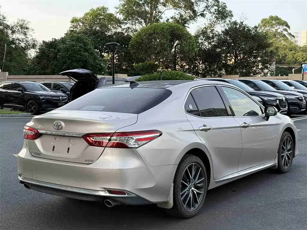 Toyota Camry — фото 5