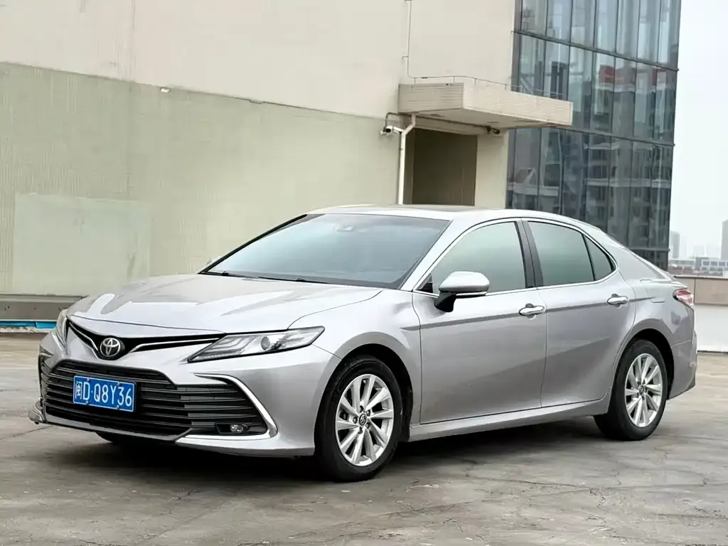 Toyota Camry — фото 1