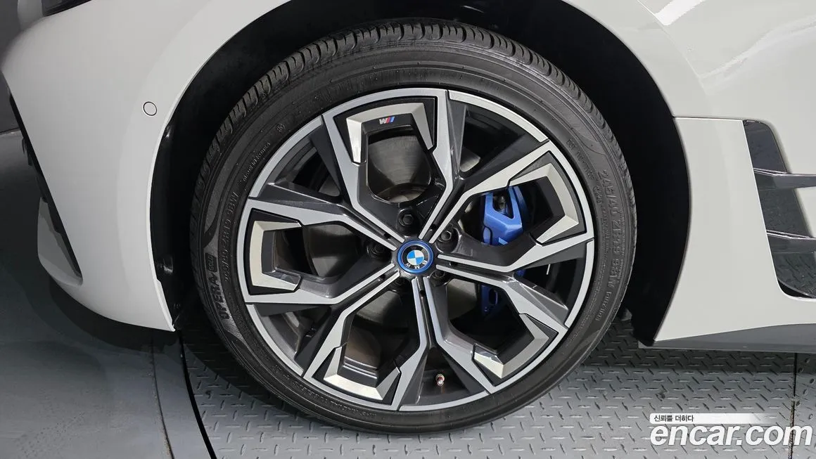 BMW i4 — фото 10
