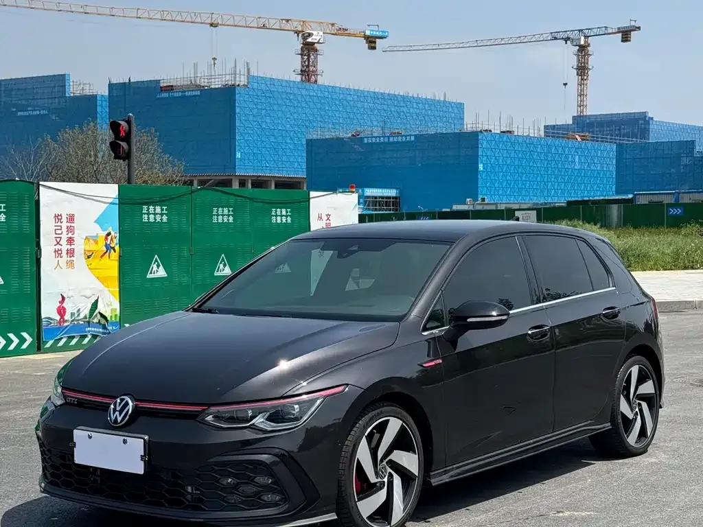 Volkswagen Golf GTI — фото 1