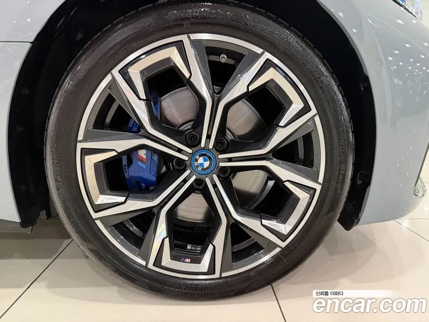 BMW i4 — фото 9