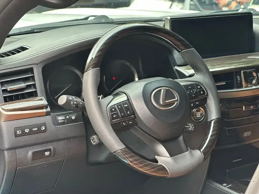 Lexus LX — фото 2