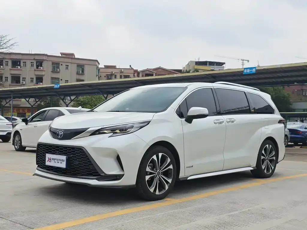 Toyota Granvia — фото 1