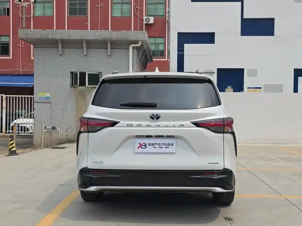 Toyota Granvia — фото 4