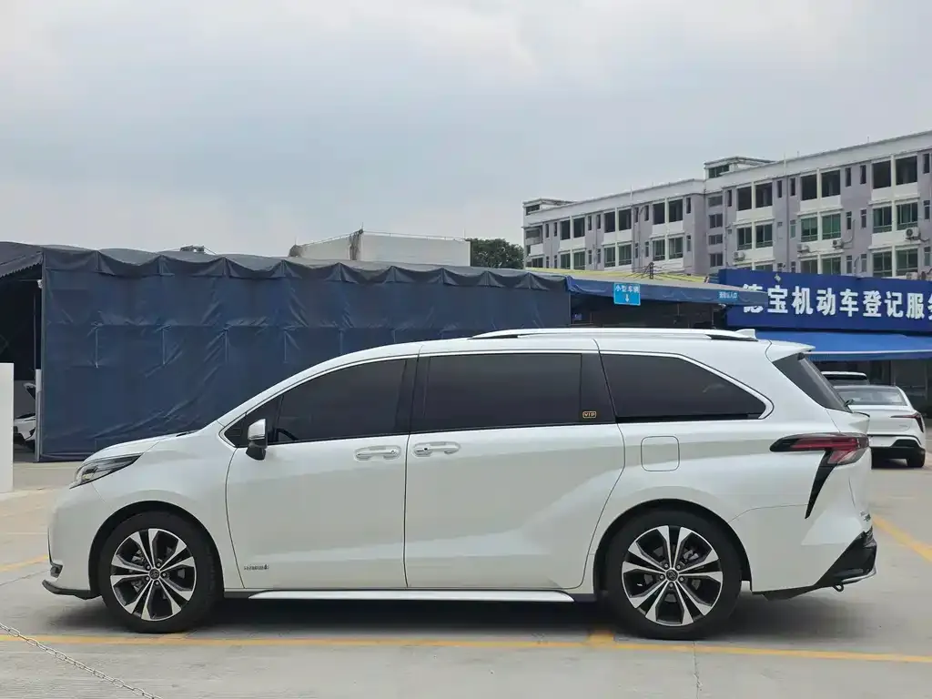 Toyota Granvia — фото 7