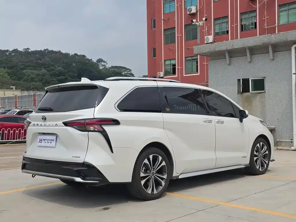 Toyota Granvia — фото 8