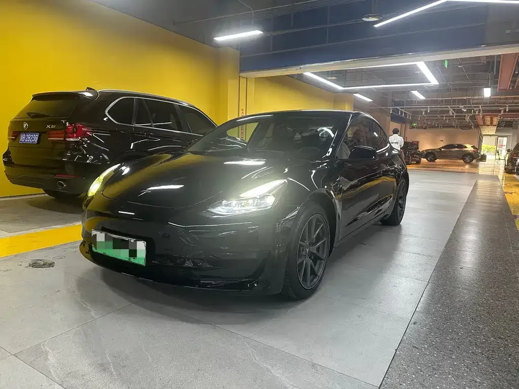 Tesla Model 3 — фото 1