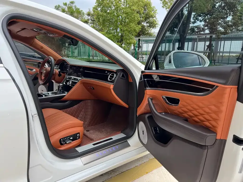 Bentley Flying Spur — фото 10