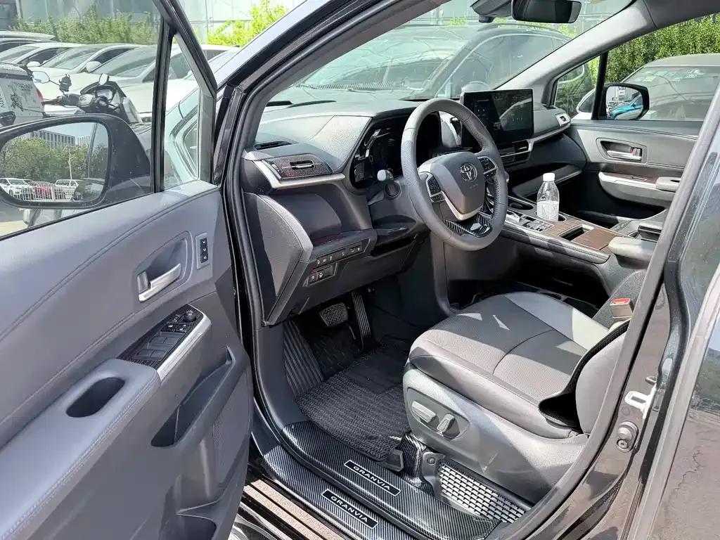 Toyota Granvia — фото 10