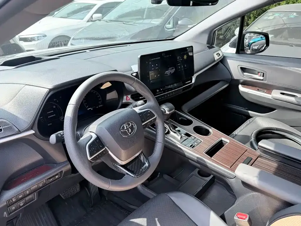 Toyota Granvia — фото 6