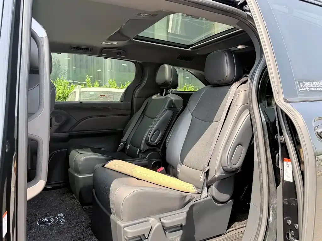 Toyota Granvia — фото 9