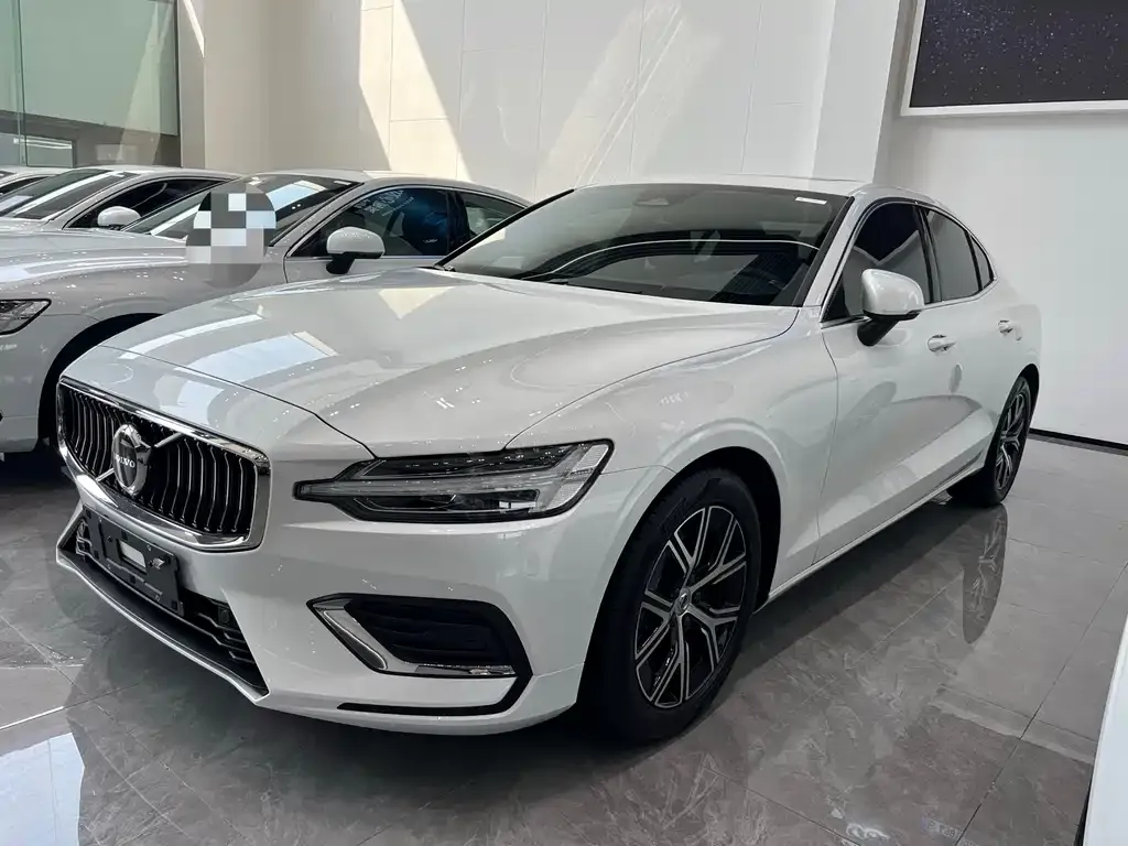 Volvo S60 — фото 1