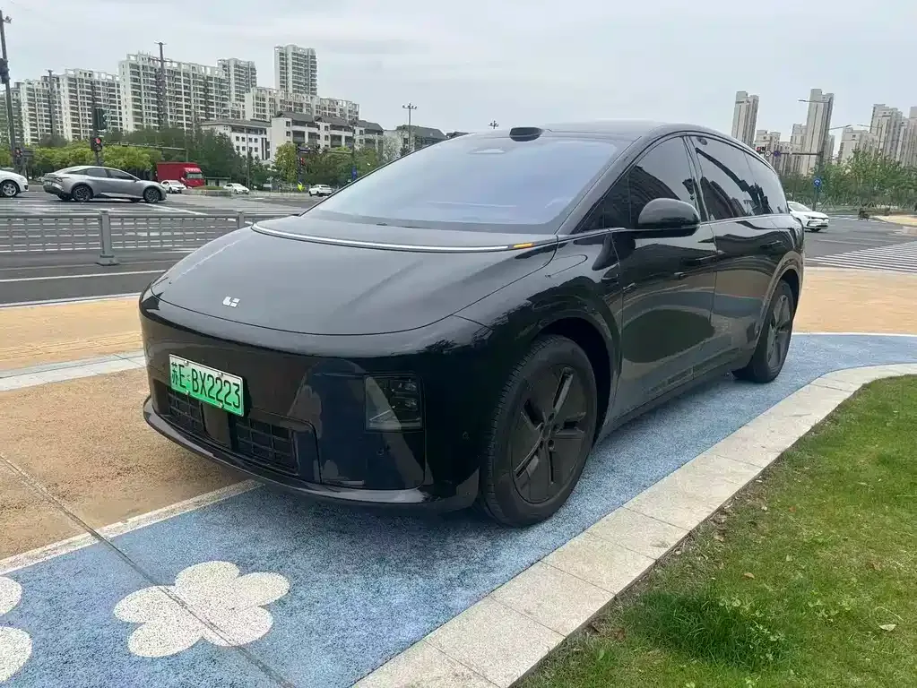 Li Auto i8 — фото 1