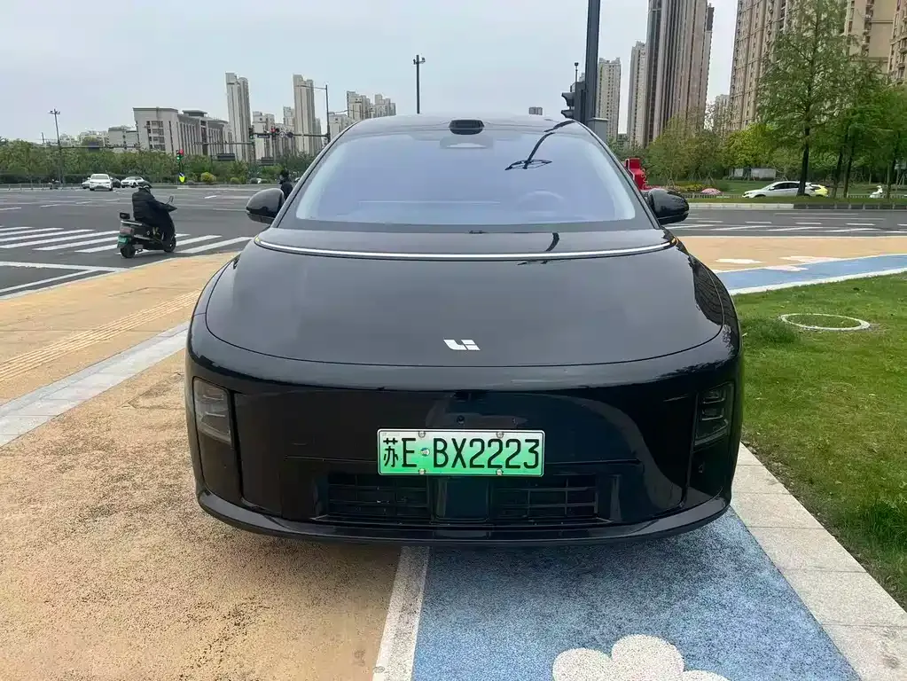 Li Auto i8 — фото 7