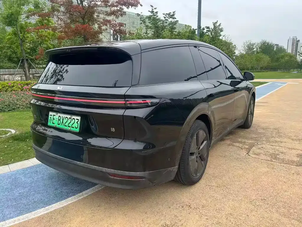 Li Auto i8 — фото 10