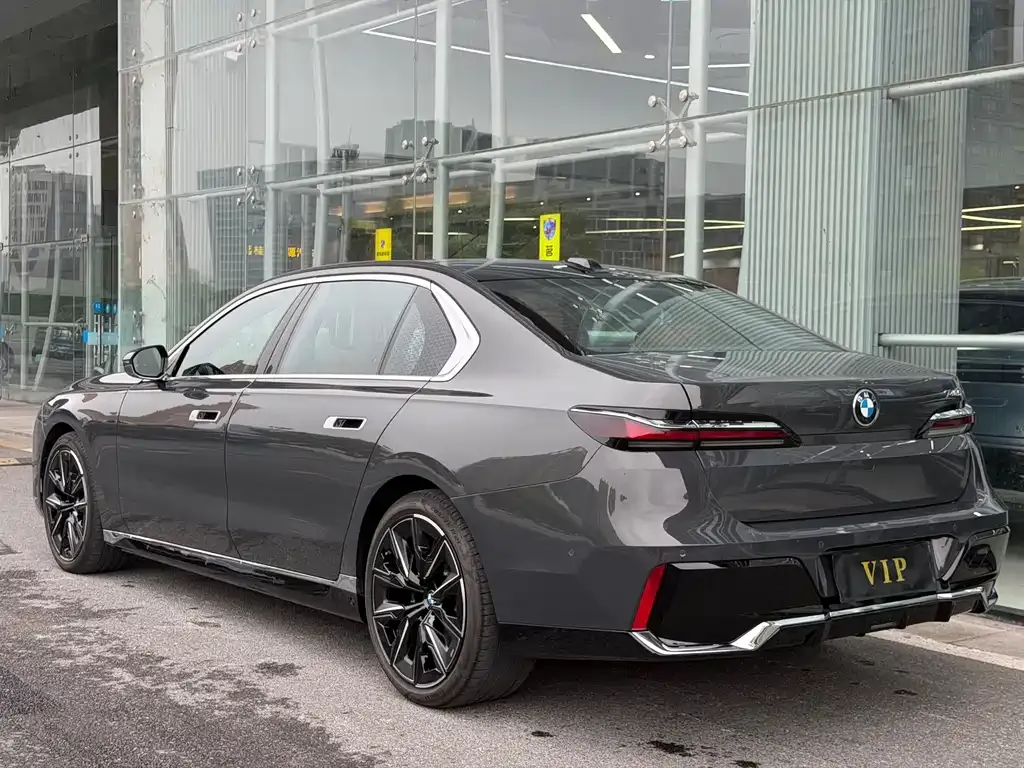 BMW 7 Series — фото 10