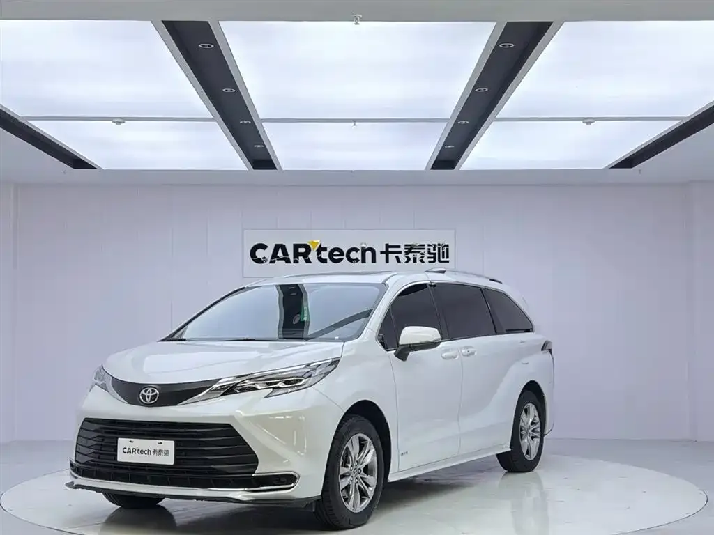 Toyota Sienna — фото 1