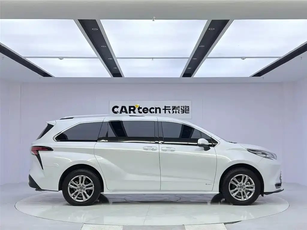 Toyota Sienna — фото 9