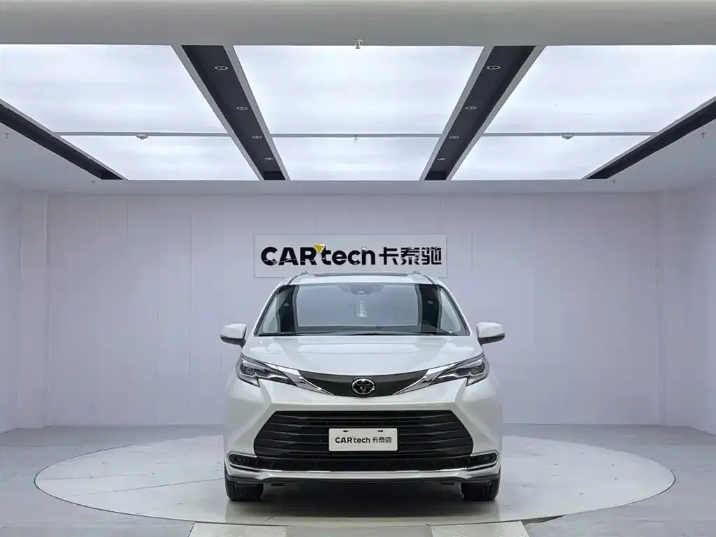 Toyota Sienna — фото 3