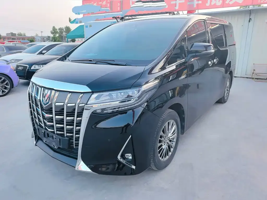 Toyota Alphard — фото 1