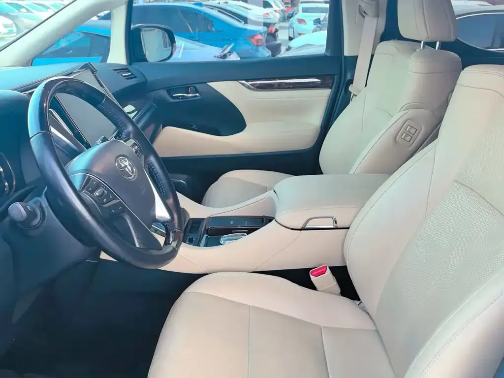 Toyota Alphard — фото 4