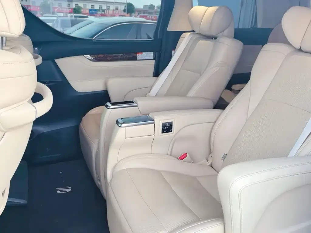 Toyota Alphard — фото 2