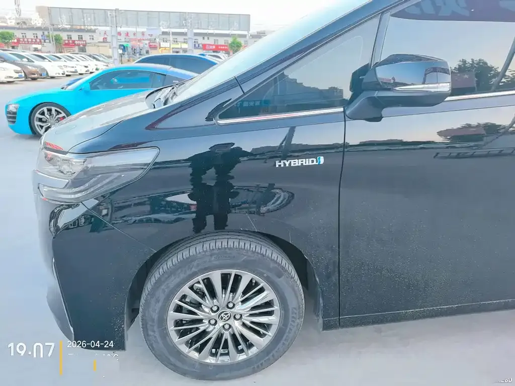 Toyota Alphard — фото 9