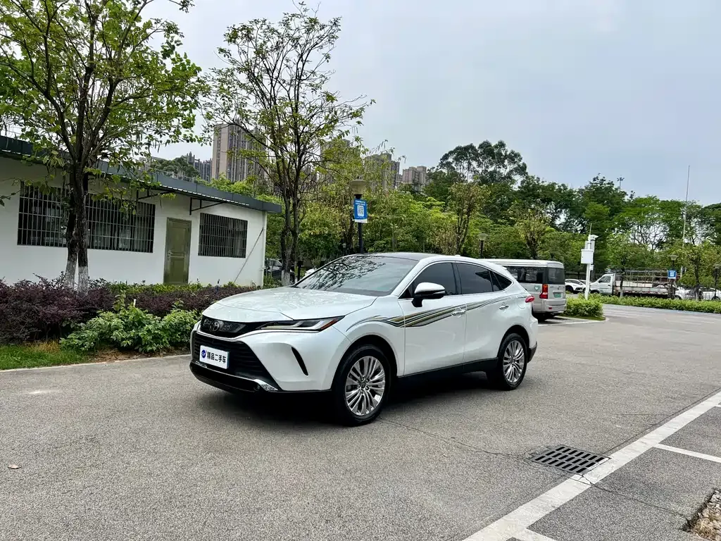 Toyota Harrier — фото 1